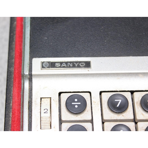 662 - Vintage Sanyo ICC82D electronic mini calculator with original box