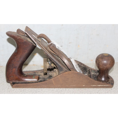 815 - 2 woodworking planes - Stanley Bailey No. 4 and a Record No. 076