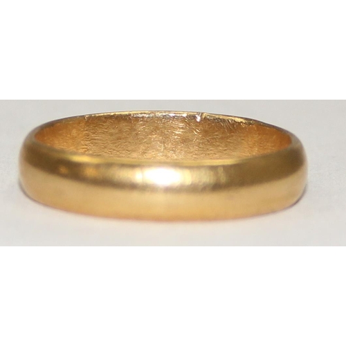 1111 - An antique 18ct gold wedding band ring, unmarked but XRF tests as 18ct gold, approx size P, approx 4... 