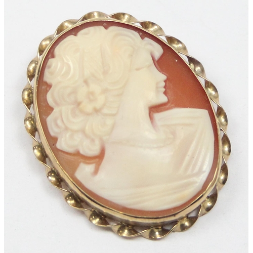 1112 - 2 vintage 9ct gold mounted shell cameo brooches carved with classical style female heads, both marke... 