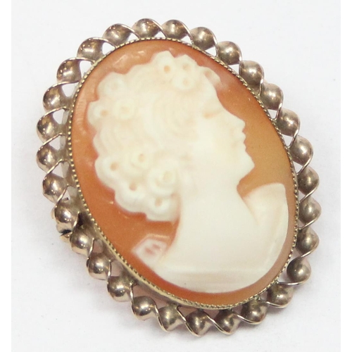 1112 - 2 vintage 9ct gold mounted shell cameo brooches carved with classical style female heads, both marke... 