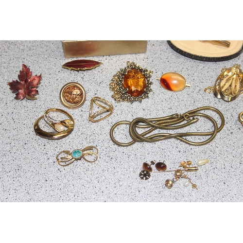 1124 - Qty of assorted gold plated jewellery