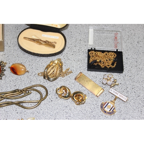 1124 - Qty of assorted gold plated jewellery