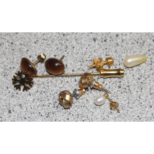 1124 - Qty of assorted gold plated jewellery