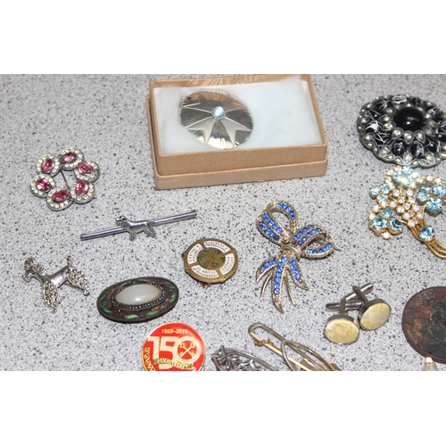 1125 - Qty of assorted interesting costume jewellery items, some boxed, to inc brooches and pendants etc