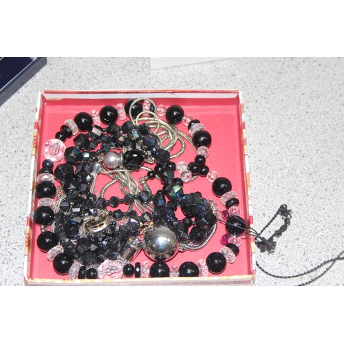 1130 - Qty of costume jewellery to incl beads, cufflinks, necklaces etc