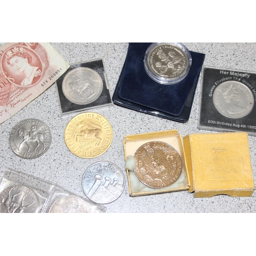 1201 - Qty of assorted crown coins, medallions, 2 £5 coins, 2 £1 notes, and a 10s note