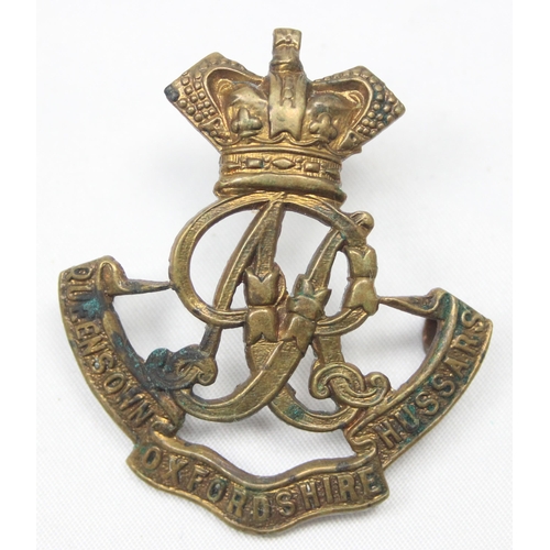 1478 - A Queens Own Oxfordshire Hussars badge and a WW1 period 