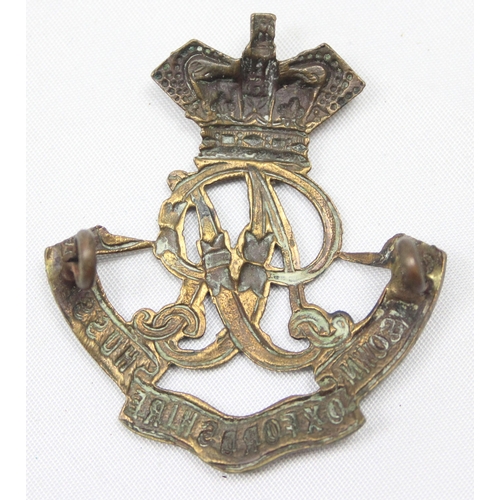 1478 - A Queens Own Oxfordshire Hussars badge and a WW1 period 