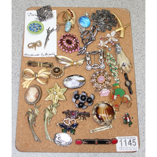 1145 - Qty of assorted vintage and later brooches etc