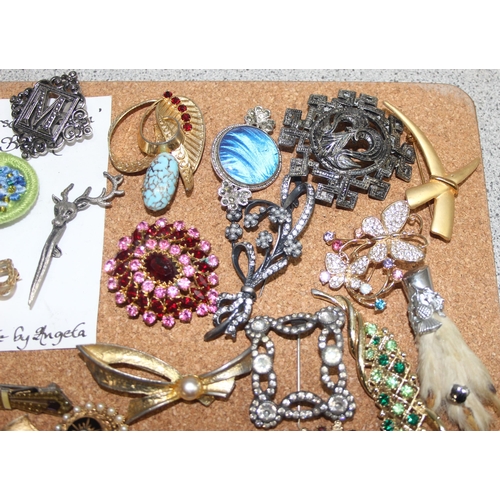 1145 - Qty of assorted vintage and later brooches etc