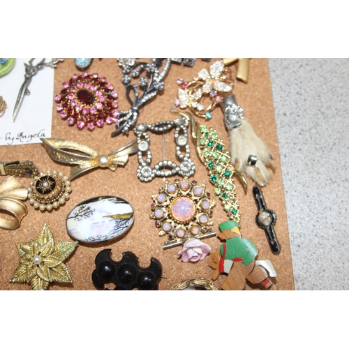 1145 - Qty of assorted vintage and later brooches etc