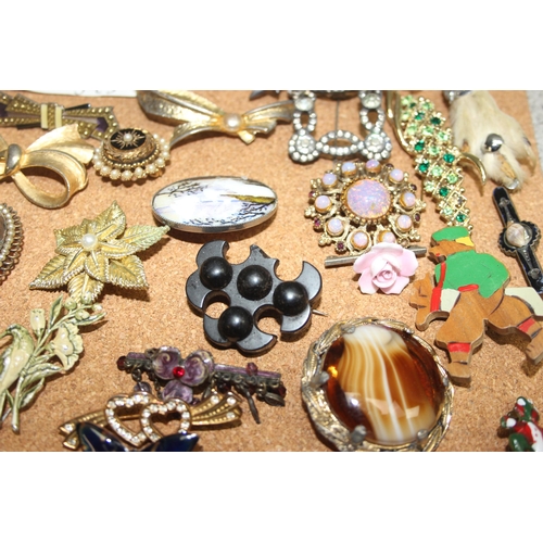 1145 - Qty of assorted vintage and later brooches etc