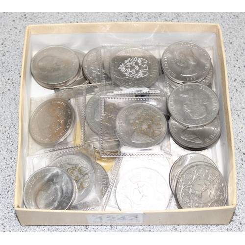 1242 - Qty of assorted crown coins, approx 900g gross