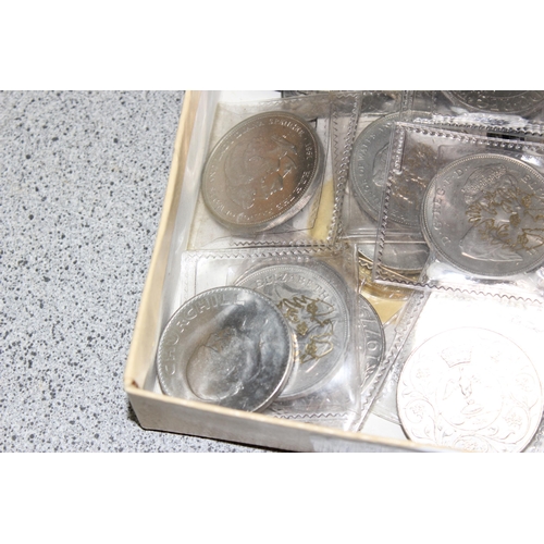 1242 - Qty of assorted crown coins, approx 900g gross