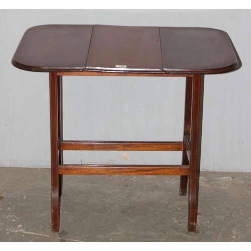 117 - A small Edwardian mahogany Sutherland drop leaf table with swivel top, approx 84cm wide x 61cm deep ... 