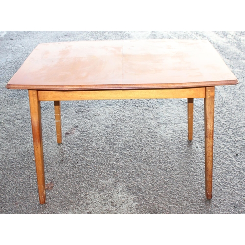 147 - A retro mid-century extending dining table and 6 chairs (4+2), seemingly unmarked, the table approx ... 