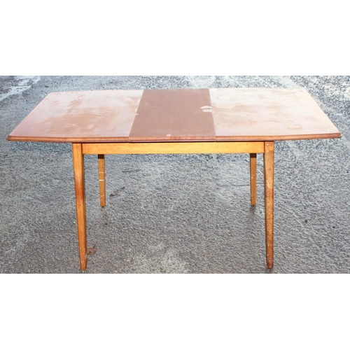 147 - A retro mid-century extending dining table and 6 chairs (4+2), seemingly unmarked, the table approx ... 