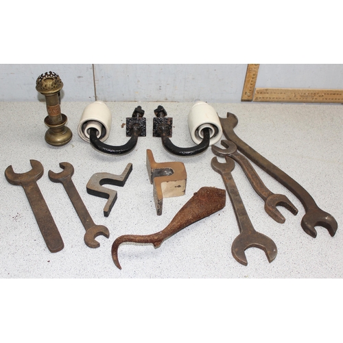 721A - Box of assorted railway tools to incl spanners, insulators, railway track samples, early 20th centur... 