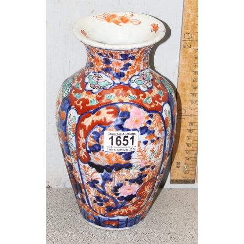 1651 - A vintage Japanese Imari coloured vase, likely 20th century