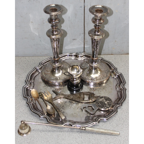 1060 - A large qty of assorted silver plated items to inc a pair of candlesticks, a cutlery box with mixed ... 