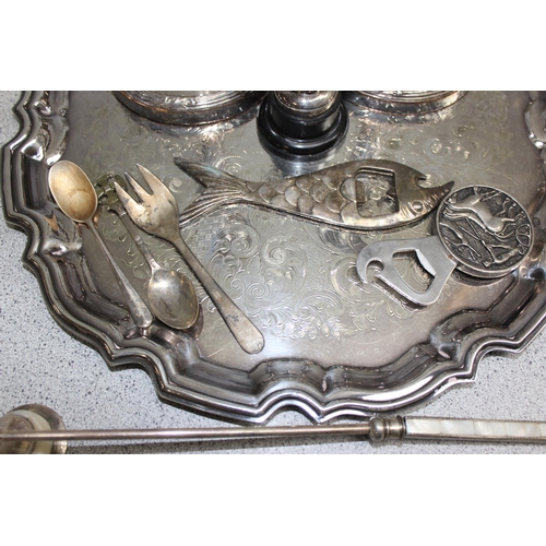 1060 - A large qty of assorted silver plated items to inc a pair of candlesticks, a cutlery box with mixed ... 