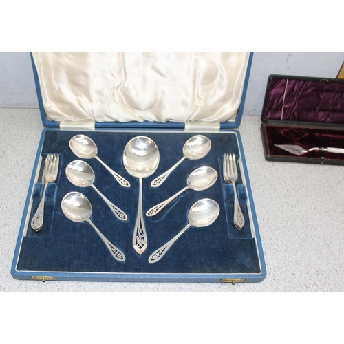 1062 - 1930’s James Dixon 13 piece pierced floral handle silver plated dessert set in fitted velvet and sat... 