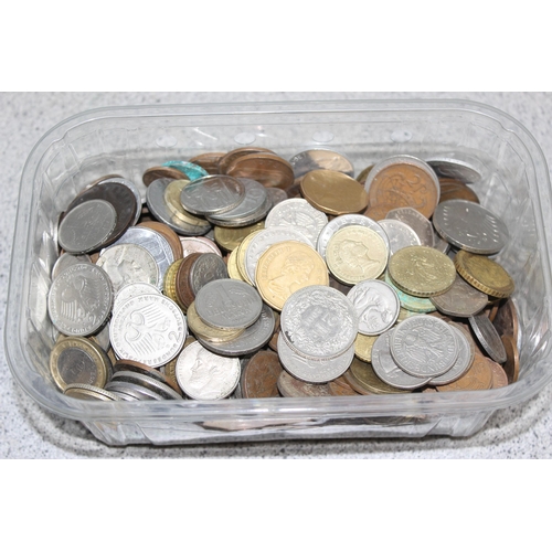 1204 - Qty of assorted mixed world & British coins and some banknotes, approx 2.9kg gross