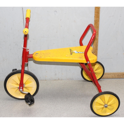 1546 - Vintage 1960’s Raleigh child's metal framed trike with original paintwork, handle bar grips and “lit... 