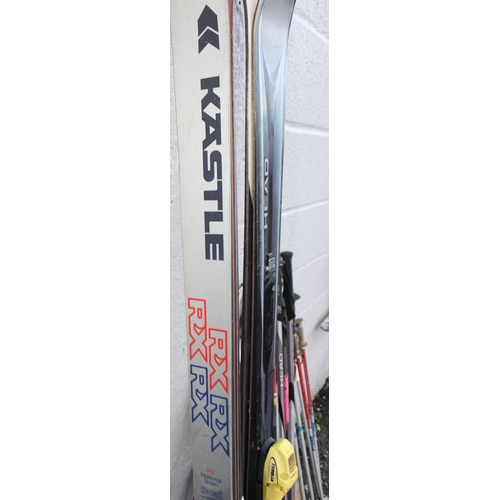 713 - Qty of Alpine skis & ski poles to include Kastle & Head, longest pair approx. 195cm