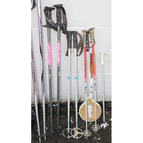 713 - Qty of Alpine skis & ski poles to include Kastle & Head, longest pair approx. 195cm