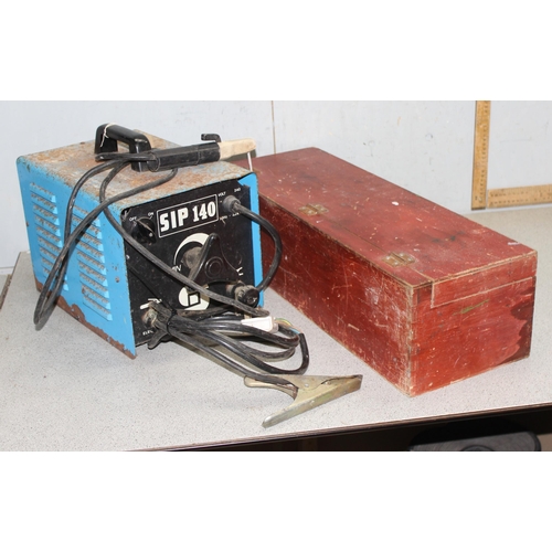 819 - SIP 140 welder and a vintage tool box and contents