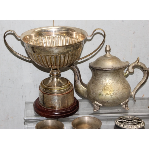 1063 - Qty of antique and later metalware to incl silver-plated items, to incl trophy etc, approx 6.3kg gro... 