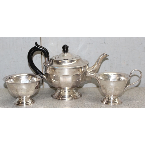 1067 - Qty of vintage silver plate to include a Viners tea and coffee set approx. 3.3kg