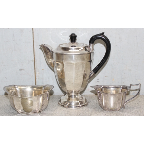 1067 - Qty of vintage silver plate to include a Viners tea and coffee set approx. 3.3kg