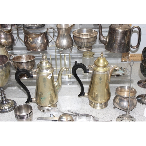 1068 - Qty of antique and later silver plated items to include coffee pots and jugs, approx. 9.5kg