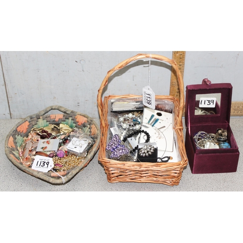 1139 - Qty of assorted costume jewellery, 2 baskets and a small box