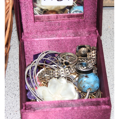 1139 - Qty of assorted costume jewellery, 2 baskets and a small box