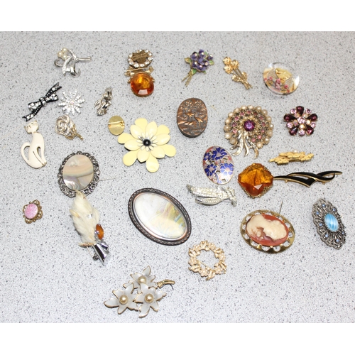 1143 - A large qty of assorted vintage and later brooches