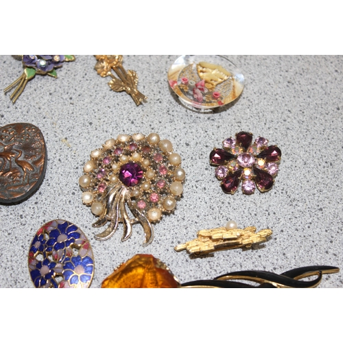 1143 - A large qty of assorted vintage and later brooches