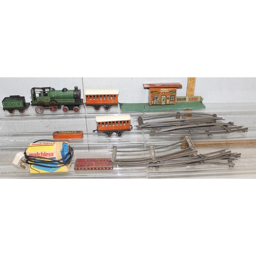 1552 - Qty of tin plate O gauge train items to incl engine (af), track and carriages etc