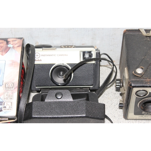 669 - Qty of vintage cameras and associated items to incl Canon, Kodak and Pentax etc