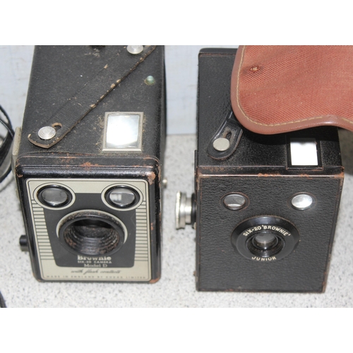 669 - Qty of vintage cameras and associated items to incl Canon, Kodak and Pentax etc