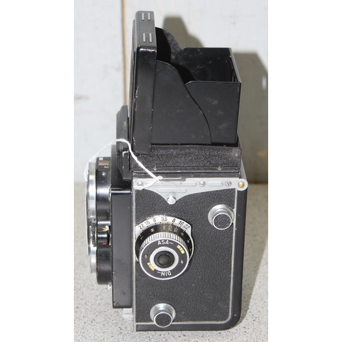 673 - A vintage Yashica-Auto TLR camera with Copal -MXV lens