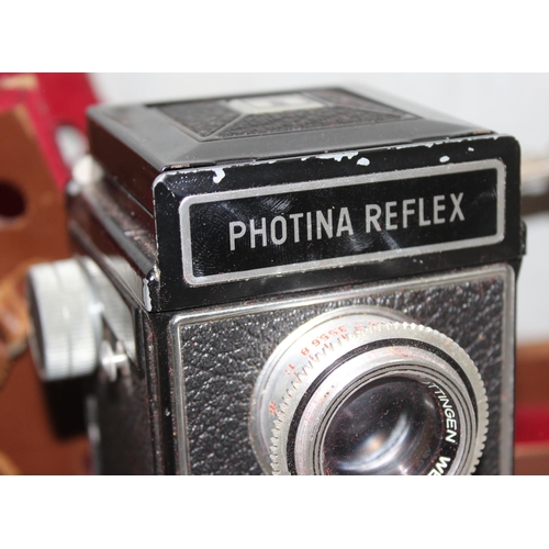 674 - A vintage Photina Reflex TLR camera in leather case