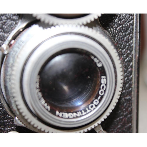 674 - A vintage Photina Reflex TLR camera in leather case