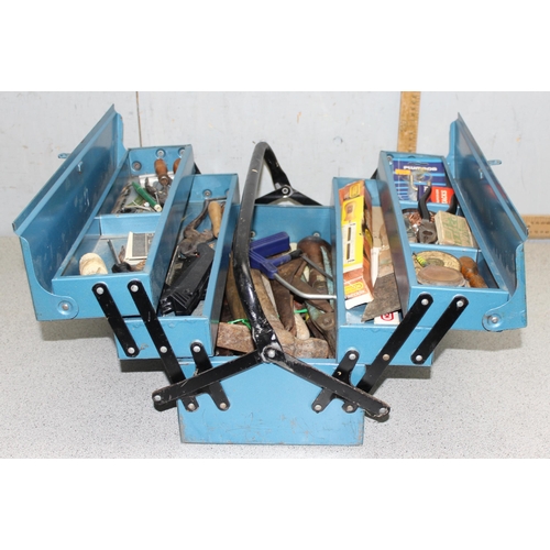 827 - Blue cantilever toolbox with contents