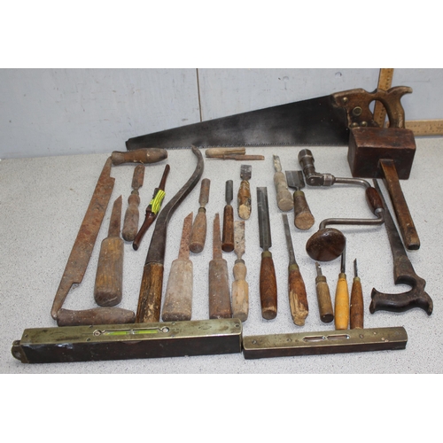 829 - Qty of vintage hand tools to include saw, wooden mallet and chisels