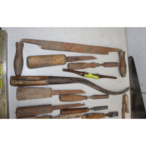 829 - Qty of vintage hand tools to include saw, wooden mallet and chisels