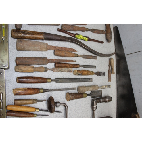 829 - Qty of vintage hand tools to include saw, wooden mallet and chisels